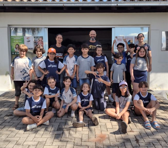 api-modulos/fotos/img/galeria_cat_culturais_490/490/13509/VISITA GUIADA POR GUSTAVO, COLÉGIO APOGEU DE PARÁ DE MINAS, PROF. TAMMY, À DIREITA, E LAURA, Á ESQUERDA, 12.11.2025 (12).jpg